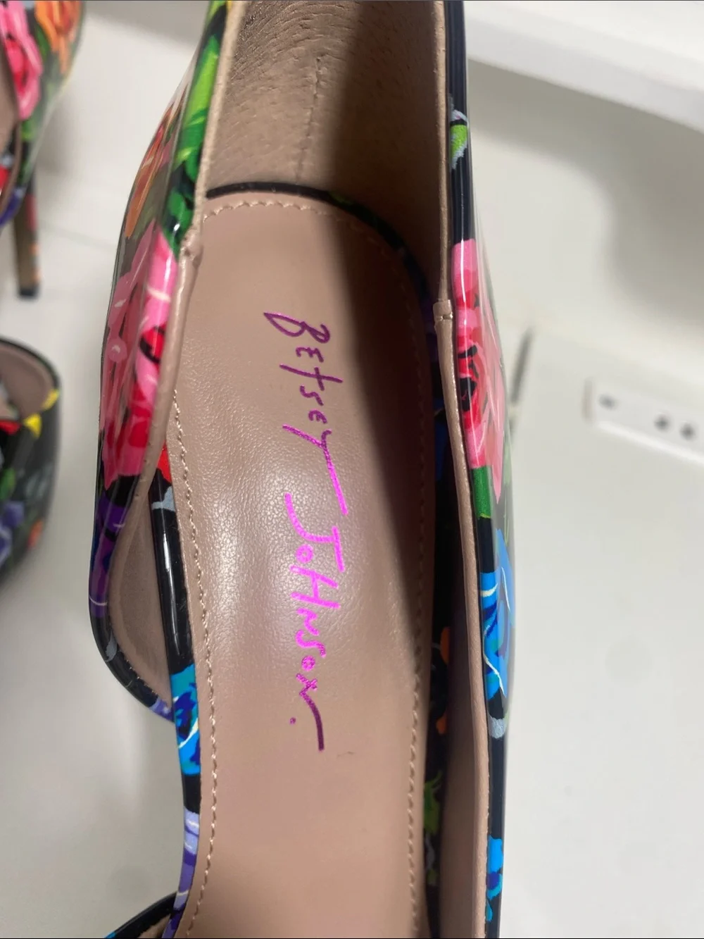 Betsey Johnson Black Patent Floral Pointed-Toe Bow Heels Size 8.5